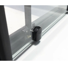 Imagine detaliată cu o cabină de duș cu ușă glisantă și mecanism de blocare