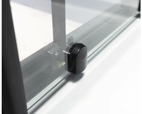 Imagine detaliată cu o cabină de duș cu ușă glisantă și mecanism de blocare