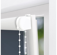Imagine detaliată a unei rolete albe cu lanț de control la fereastră