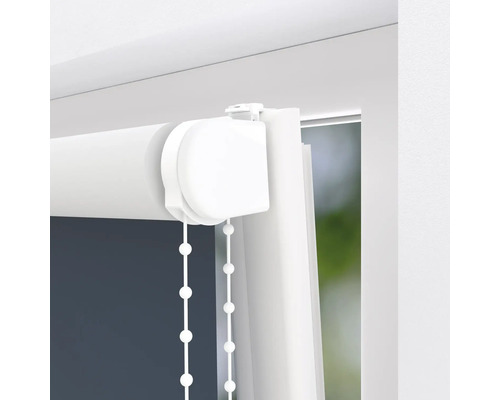 Imagine detaliată a unei rolete albe cu lanț de control la fereastră