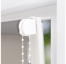 Prim-plan al unei rolete cu lanț de operare pentru decorarea ferestrelor