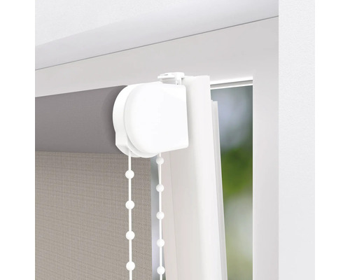 Prim-plan al unei rolete cu lanț de operare pentru decorarea ferestrelor