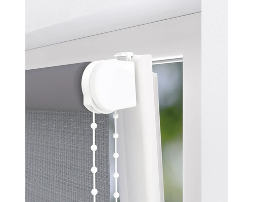 Rulou gri cu lanț la fereastră