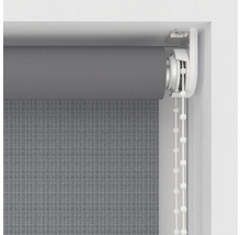 Rulou gri cu lanț în cadrul ferestrei