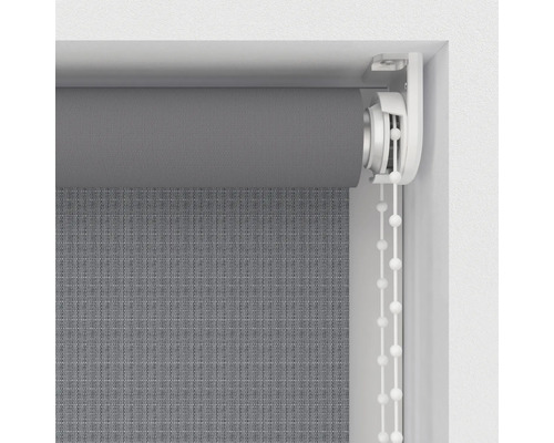 Rulou gri cu lanț în cadrul ferestrei