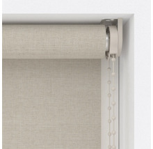 Prim-plan cu o rolă de material textil la fereastră