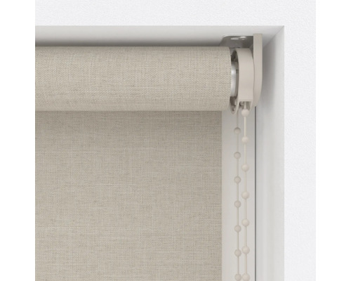 Prim-plan cu o rolă de material textil la fereastră