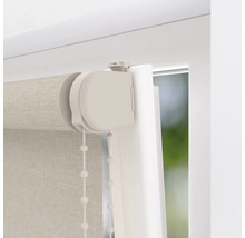 Prim-plan al unei jaluzele rulou la fereastră