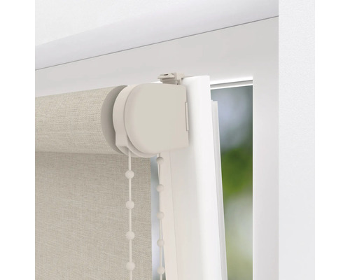 Prim-plan al unei jaluzele rulou la fereastră