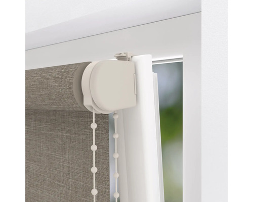 Prim-plan cu o rolă cu lanț pe fereastră