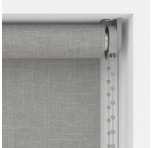 Rulou gri cu lanț în cadrul ferestrei