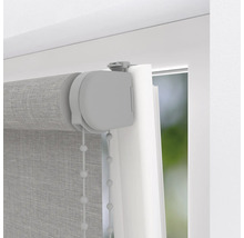 Prim-plan cu o roletă gri cu lanț la fereastră