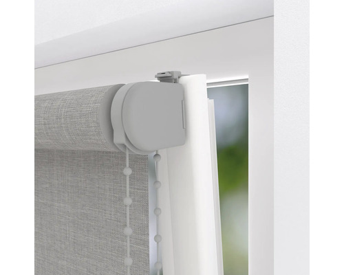 Prim-plan cu o roletă gri cu lanț la fereastră