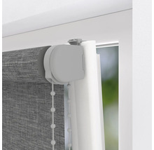 Vizualizare detaliată a unei rolete gri cu lanț de operare pe fereastră