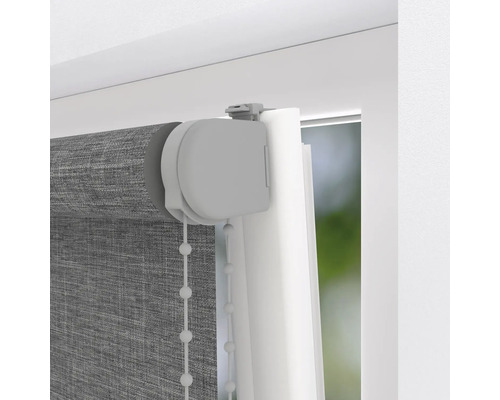 Vizualizare detaliată a unei rolete gri cu lanț de operare pe fereastră