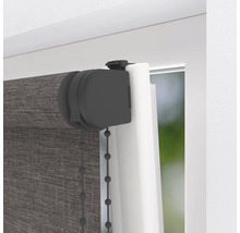 Prim-plan cu o rolă laterală pe fereastră