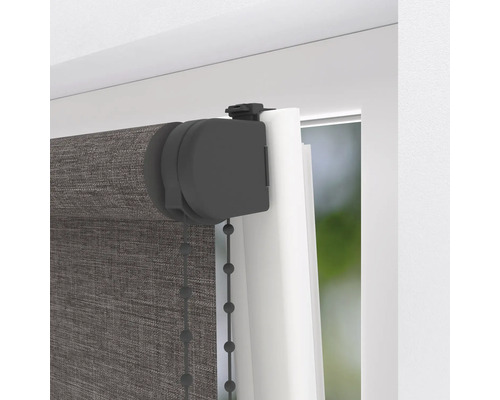 Prim-plan cu o rolă laterală pe fereastră