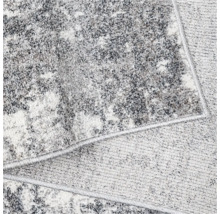 Prim-plan al unui covor gri cu model abstract