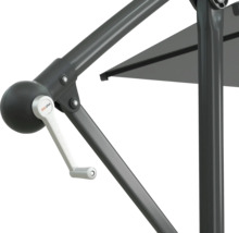 Imagine detaliată a unei umbrele de soare cu mecanism de manivelă și sigla Soluna