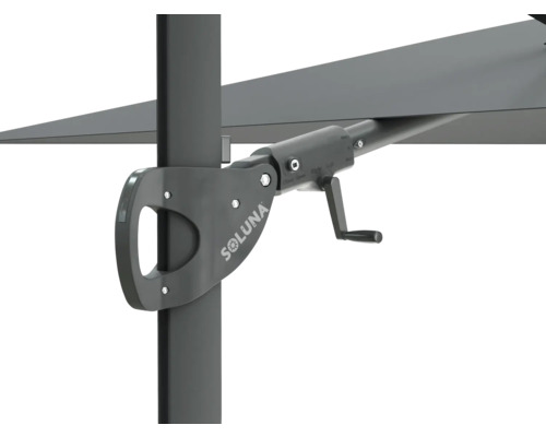 Imagine detaliată cu o umbrelă de soare cu mecanism de manivelă și logo Soluna.