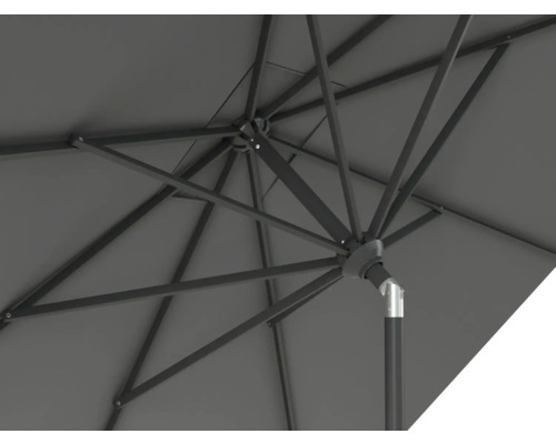 Vizualizare detaliată a unei umbrele de soare care arată suporturile și mecanismul