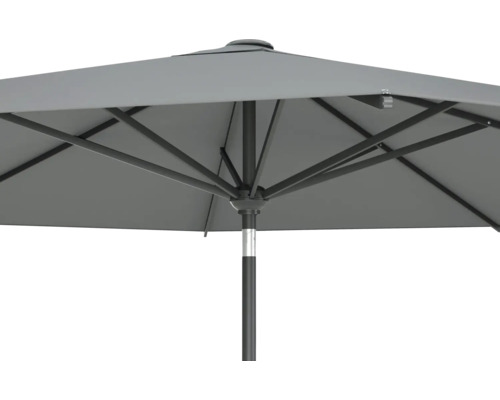 Imagine detaliată a unei umbrele de soare gri deschise cu cadru metalic