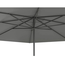 Vedere de jos a unei umbrele de soare gri cu cadru metalic