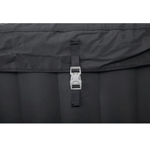 Prim-plan cu capac negru pentru jacuzzi cu închizătoare