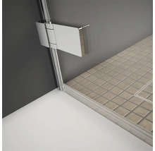 Vizualizare detaliată a unei cabine de duș cu podea cu gresie și balama de ușă pivotantă