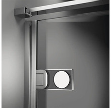 Imagine detaliată a unei cabine de duș cu mâner de ușă