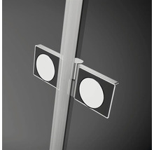 Prim-plan cu ușa cabinei de duș cu mâner