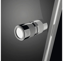 Detaliu al mânerului ușii cabinei de duș