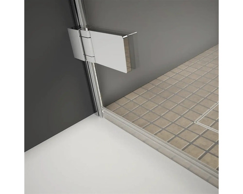 Prim-plan cu cabină de duș cu plăci de podea pătrate și accesorii argintii