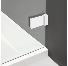 Prim-plan cu feroneria cabinei de duș pe o cabină de duș