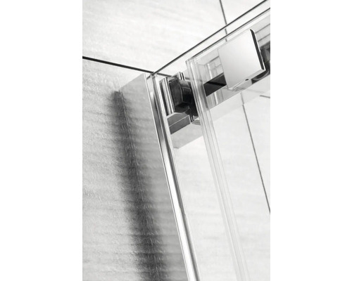 Detaliu cabină de duș cu fitinguri