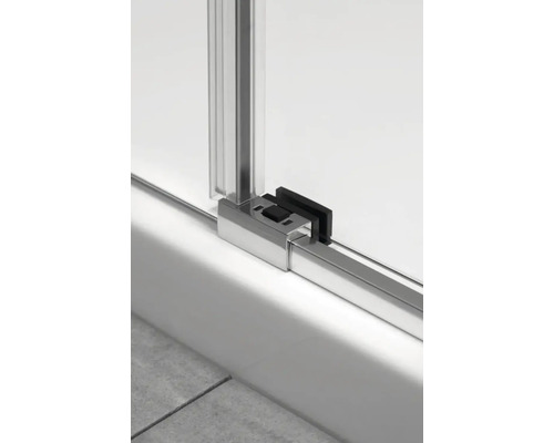 Detaliu cabină de duș cu cadru metalic și profil de etanșare negru.