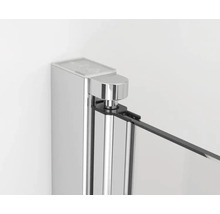 Detaliu cabină de duș cu accesorii cromate și sticlă transparentă