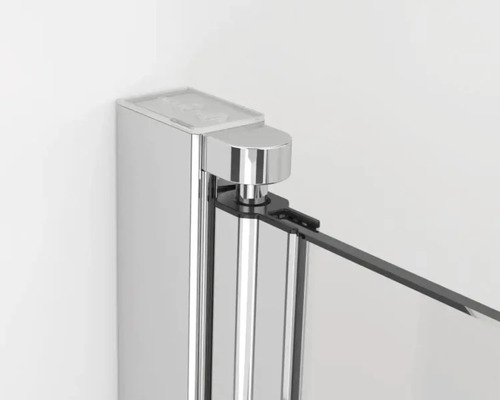 Detaliu cabină de duș cu accesorii cromate și sticlă transparentă