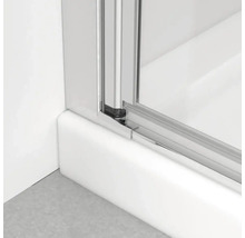 Imagine detaliată a unei cabine de duș cu ușă glisantă și cadru cromat