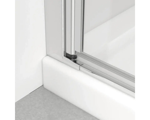 Imagine detaliată a unei cabine de duș cu ușă glisantă și cadru cromat