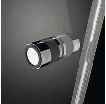 Prim-plan al unui cap de duș cu bară de duș