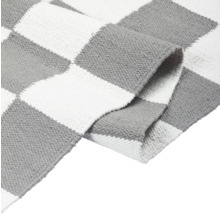 Covor gri cu alb în carouri