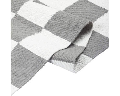 Covor gri cu alb în carouri
