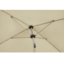 Vedere de jos a unei umbrele de soare cu suporturi din lemn