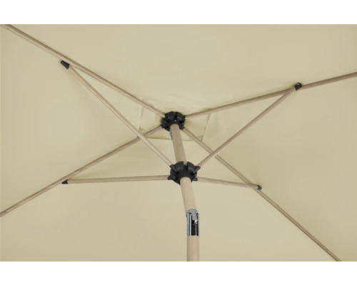 Vedere de jos a unei umbrele de soare cu suporturi din lemn