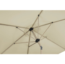 Vedere de jos a unei umbrele de grădină cu acoperiș și cadru deschis la culoare