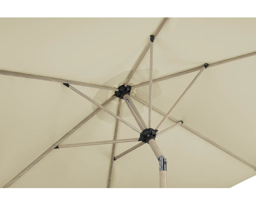 Vedere de jos a unei umbrele de grădină cu acoperiș și cadru deschis la culoare