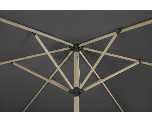 Vedere interioară a unei umbrele de soare cu cadru din lemn și acoperiș gri