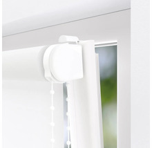 Prim-plan al unei rulouri albe pe o fereastră