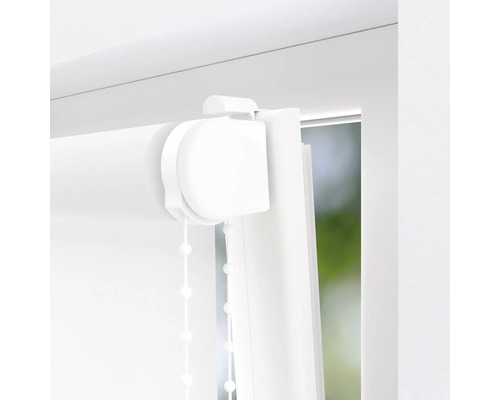 Prim-plan al unei rulouri albe pe o fereastră